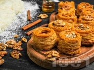 Рецепта Турски десерт кадаиф с орехи, масло и захарен сироп на фурна